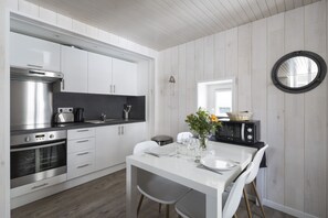 K ühlschrank, Mikrowelle, Ofen, Wasserkocher mit Kaffee-/Teezubehör