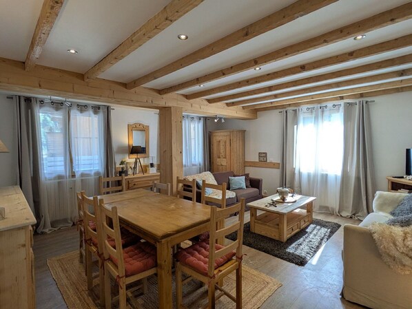 TV - Apartment for 8 - Village center - Private parking (La Clusaz)
