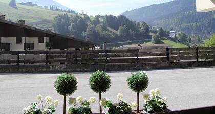 Wohnung für 8 - Dorfzentrum - Privater Parkplatz