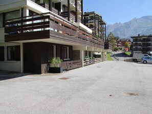 Exterior - Apartment for 8 - Village center - Private parking (La Clusaz)