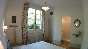 2 chambres, coffres-forts dans les chambres, fer et planche Ă repasser