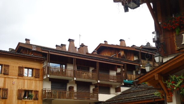 A traditional wooden building with balconies and a sign indicating a restaurant. - Cosy Studio with Balcony in La Clusaz Center, Near Slopes, Sleeps 4 (La Clusaz)