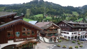 A traditional chalet-style building with a sign reading "Maison du Tourisme." - Cosy Studio with Balcony in La Clusaz Center, Near Slopes, Sleeps 4 (La Clusaz)
