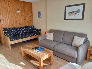 TV - Cosy Studio with Balcony in La Clusaz Center, Near Slopes, Sleeps 4 (La Clusaz)