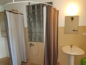 Douche, serviettes fournies