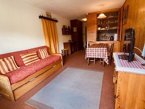 TV - Modern Apartment for 5 near Pool, Close to Village & Ski Lifts (La Clusaz)
