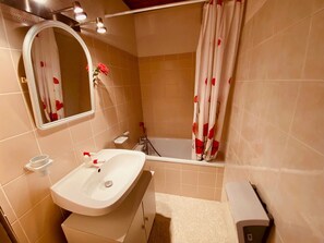 Bathroom - Cozy Studio with Balcony, Near Ski Lift & Parking, La Clusaz (La Clusaz)