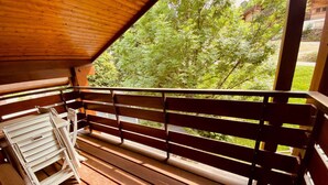 A wooden deck with a bench and a drying rack. - Cozy Studio with Balcony, Near Ski Lift & Parking, La Clusaz (La Clusaz)