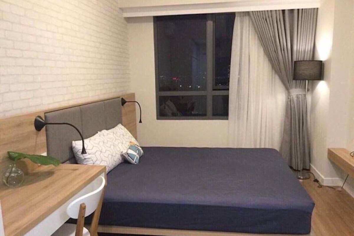 Une petite chambre à coucher moderne, avec un lit simple, un bureau et une chaise.