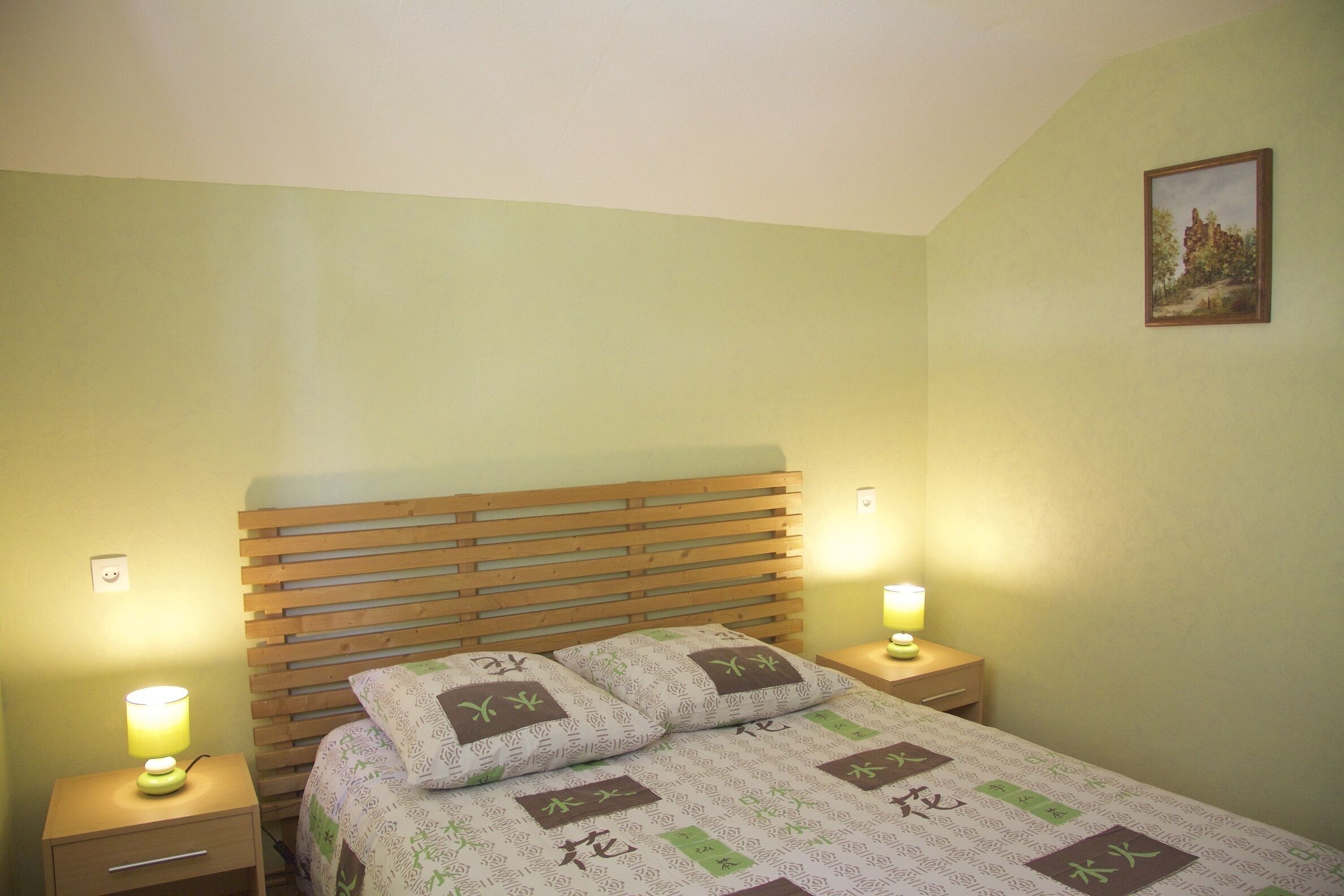 2 soverom, strykejern/-brett, reiseseng for barn og sengetøy