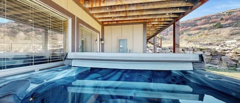 Outdoor spa tub