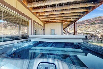 Stunning new cabin with 2 hot tubs, lake views, firepit, basketball, pickleball