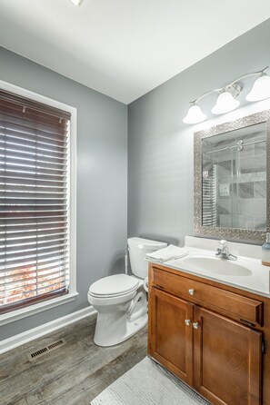 Duschwanne, Whirlpool, Haartrockner, Handtücher