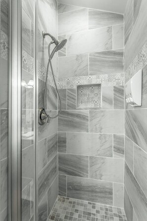 Ensemble douche/baignoire, baignoire à jets, sèche-cheveux