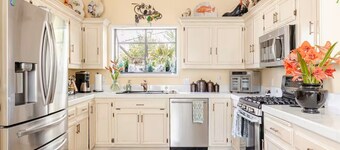 Cambria Victorian Castle: Walk to Beach, Village Shops, Wineries and Galleries!