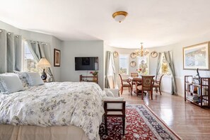 3 bedrooms, desk, iron/ironing board, free WiFi