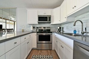 Fridge, microwave, oven, stovetop - KAK A207 Renovated Kihei Condo Near Beach AC Pool (Kihei)