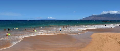 Playa en los alrededores, camastros y toallas de playa
