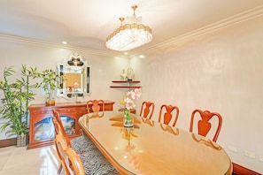 Meeting facility - Townhouse OAK Makati Manila Near PNR Pasay Evangelista formerly VIP Suites (Makati)