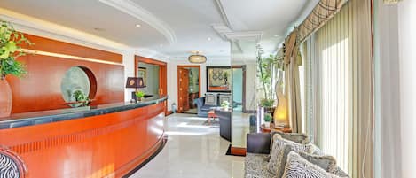 Coin salon dans le hall