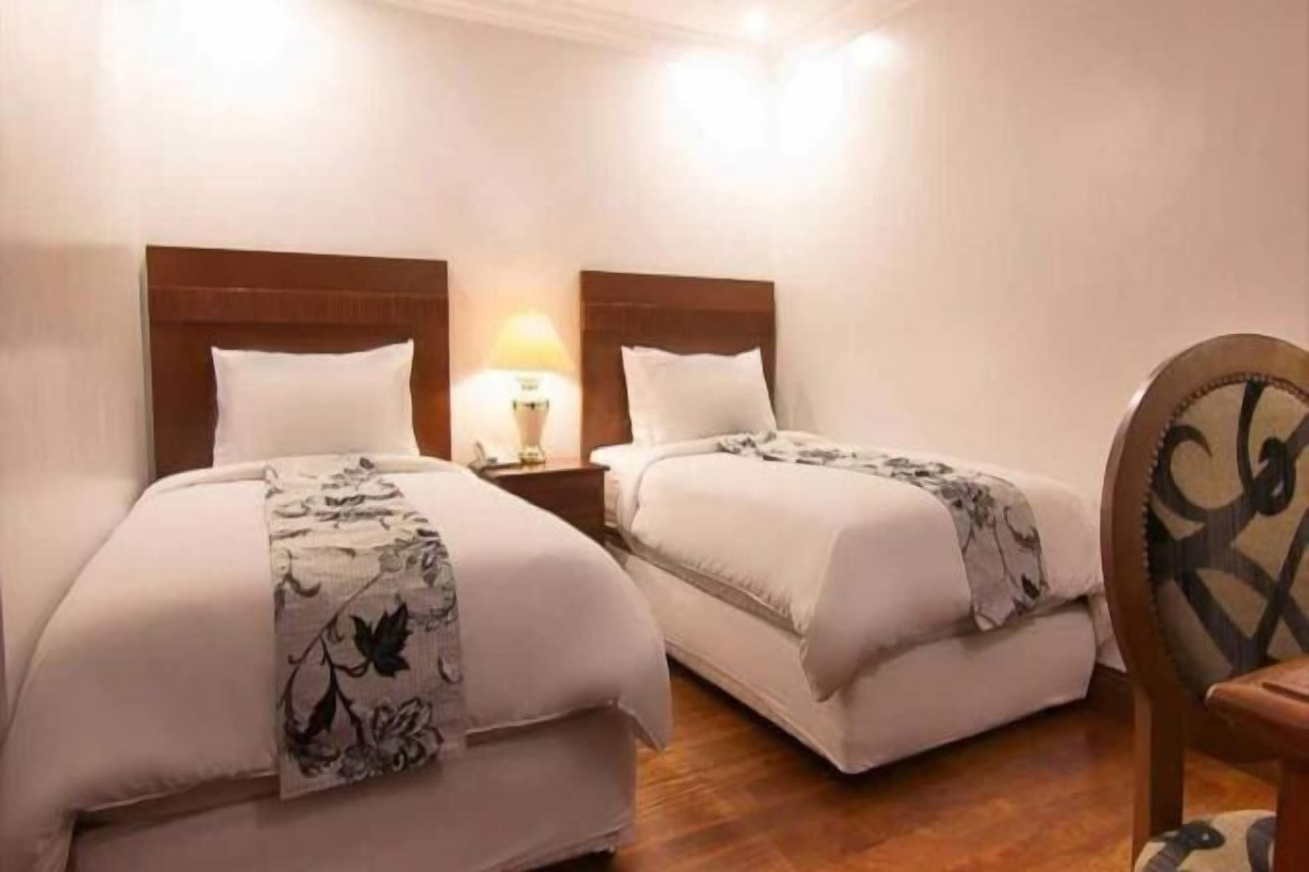 เครื่องนอนระดับพรีเมียม, โต๊ะทำงาน, Wi-Fi ฟรี, ผ้าปูที่นอน