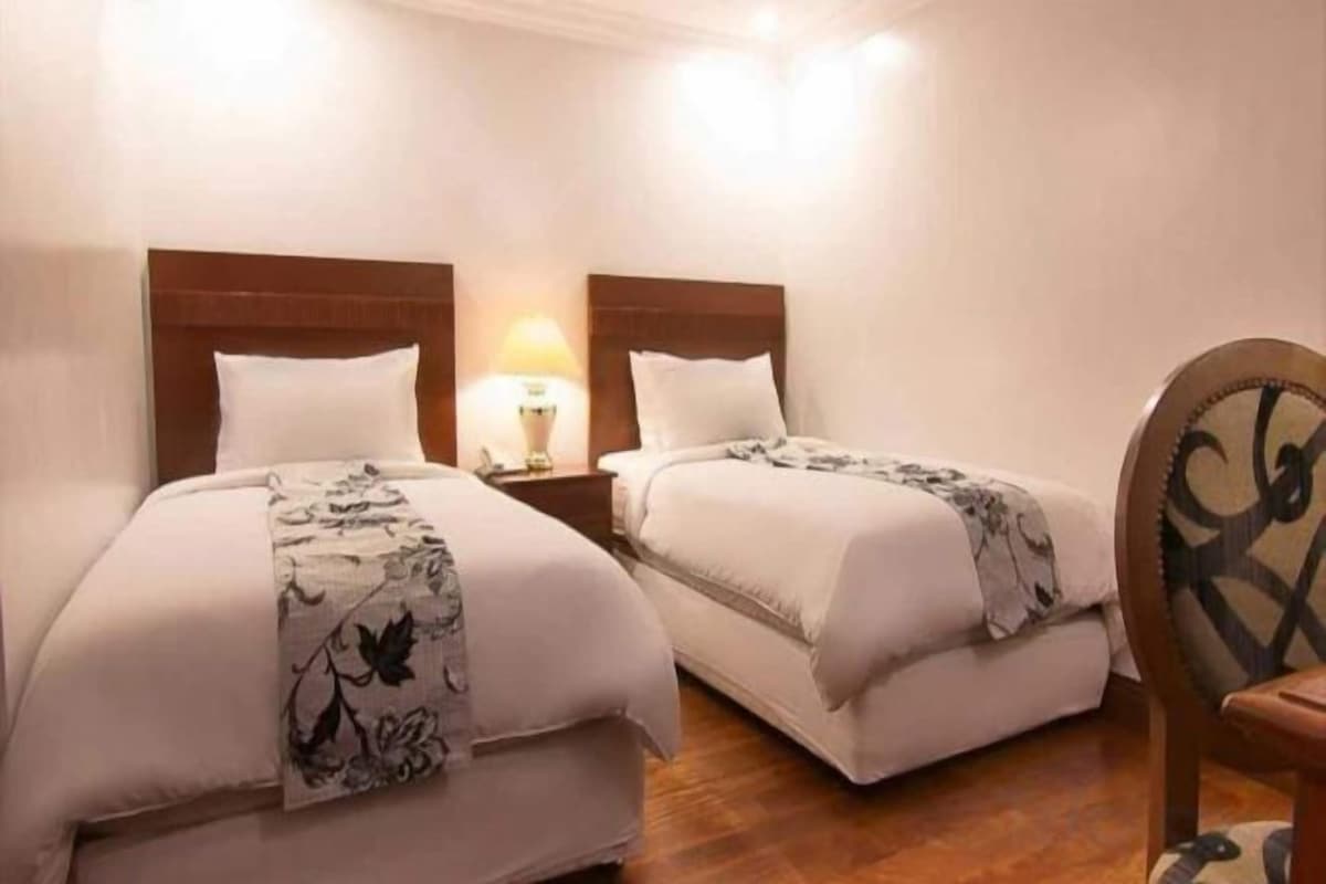 Escritorio, wifi gratis y ropa de cama 