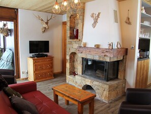 TV, fireplace