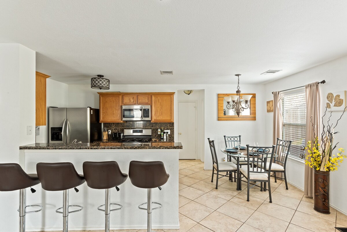 Photo 4 of Clean-cozy-cool-south-Austin3/2.5 home15 min from DT next to large shopping area