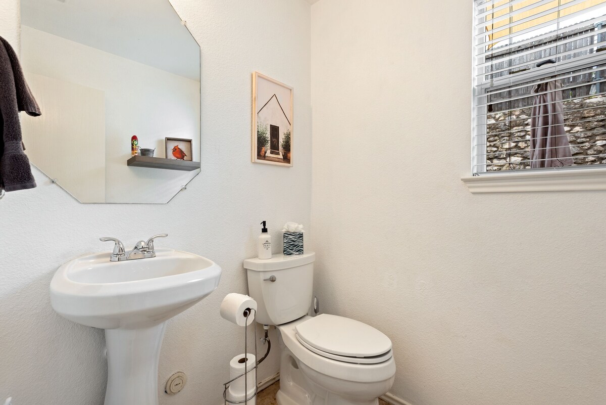Photo 17 of Clean-cozy-cool-south-Austin3/2.5 home15 min from DT next to large shopping area