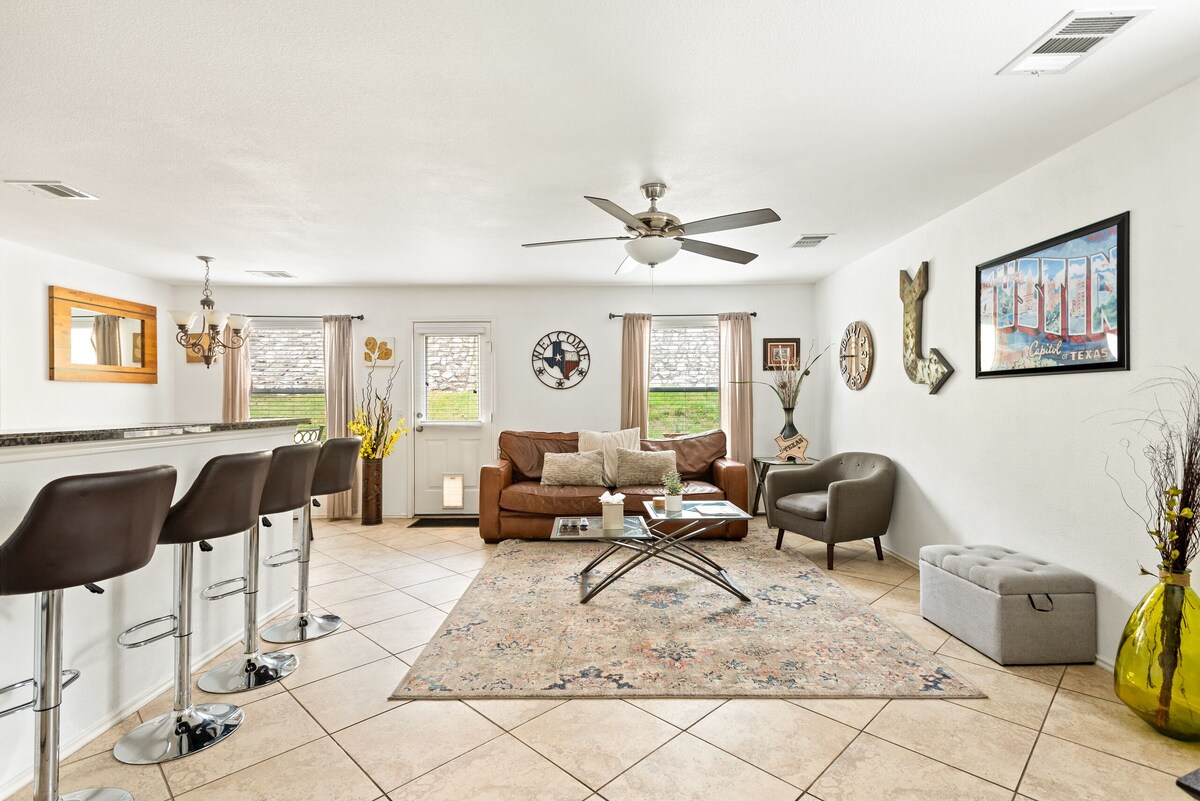 Photo 2 of Clean-cozy-cool-south-Austin3/2.5 home15 min from DT next to large shopping area