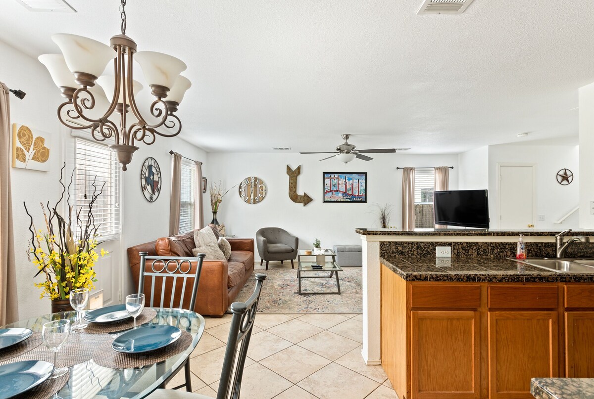 Photo 6 of Clean-cozy-cool-south-Austin3/2.5 home15 min from DT next to large shopping area
