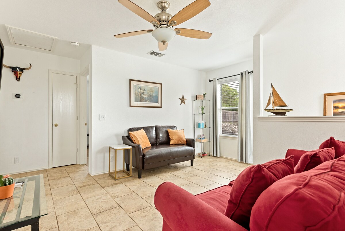 Photo 8 of Clean-cozy-cool-south-Austin3/2.5 home15 min from DT next to large shopping area