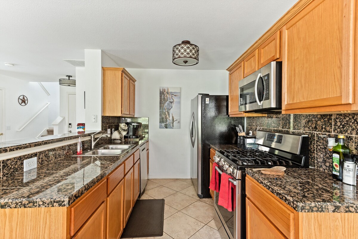 Photo 5 of Clean-cozy-cool-south-Austin3/2.5 home15 min from DT next to large shopping area