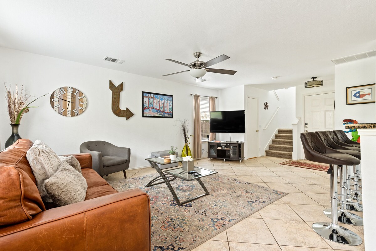 Photo 3 of Clean-cozy-cool-south-Austin3/2.5 home15 min from DT next to large shopping area