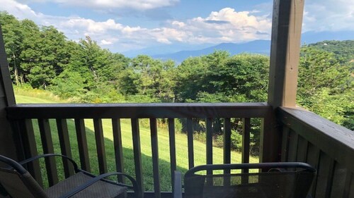 Sept Stay 2 Nights Get 3rd Night FREE! Mountain Top Studio with Smoky Mtn Views!