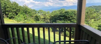 Sept Stay 2 Nights Get 3rd Night FREE! Mountain Top Studio with Smoky Mtn Views!