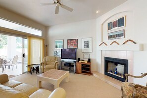 Fernseher, DVD-Player, Bücher