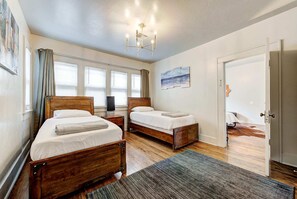 2 Schlafzimmer, Schreibtisch, Bügeleisen/Bügelbrett, Reisekinderbett