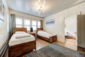 2 Schlafzimmer, Schreibtisch, Bügeleisen/Bügelbrett, Reisekinderbett