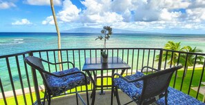 Outdoor dining - Massive November Flash Sale-Save on Oceanfront Stays at Annie’s Surf Shack Maui (Lahaina)