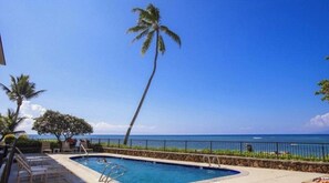 A heated pool - Massive November Flash Sale-Save on Oceanfront Stays at Annie’s Surf Shack Maui (Lahaina)