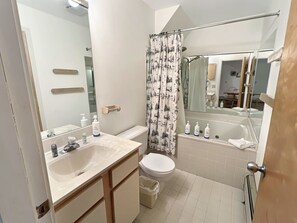 Une salle de bain moderne avec un lavabo, des toilettes et une baignoire.