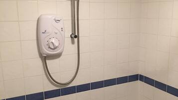 Secador de pelo, toallas, shampoo, papel higiénico