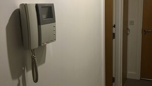 Un teléfono instalado en una pared de un pasillo.