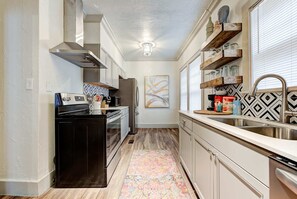 Fridge, microwave, oven, stovetop - Entire Lincoln Lodge by OU Medical (Oklahoma City)