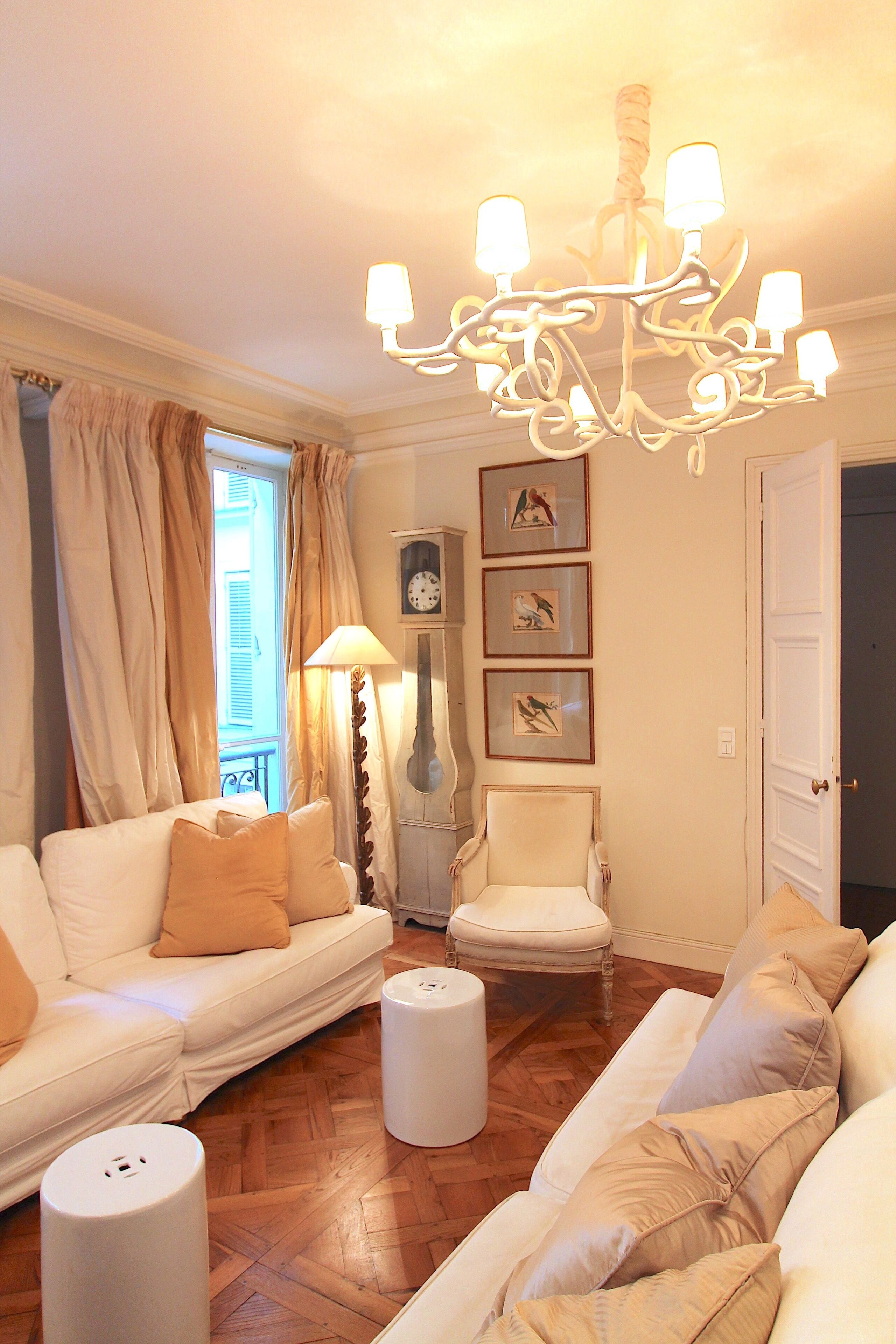 Smart-tv, een open haard, een dvd-speler en boeken