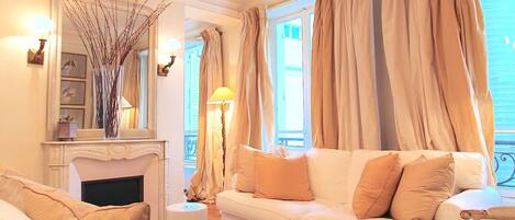 Smart-TV, Kamin, DVD-Player, Bücher