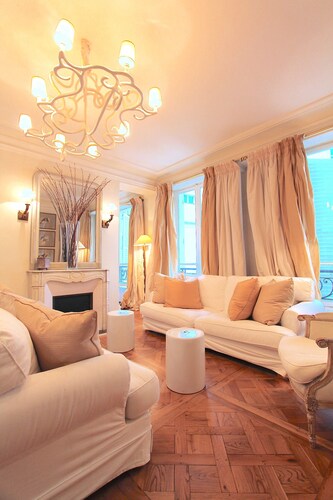 Elegance in Saint Germain des Prés - Bonaparte - Left Bank
