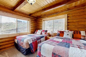 5 bedrooms, iron/ironing board, WiFi, bed sheets - Beautiful log cabin with lake views, wraparound deck, & foosball (Garden City)