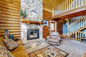 TV, fireplace, DVD player, foosball - Beautiful log cabin with lake views, wraparound deck, & foosball (Garden City)